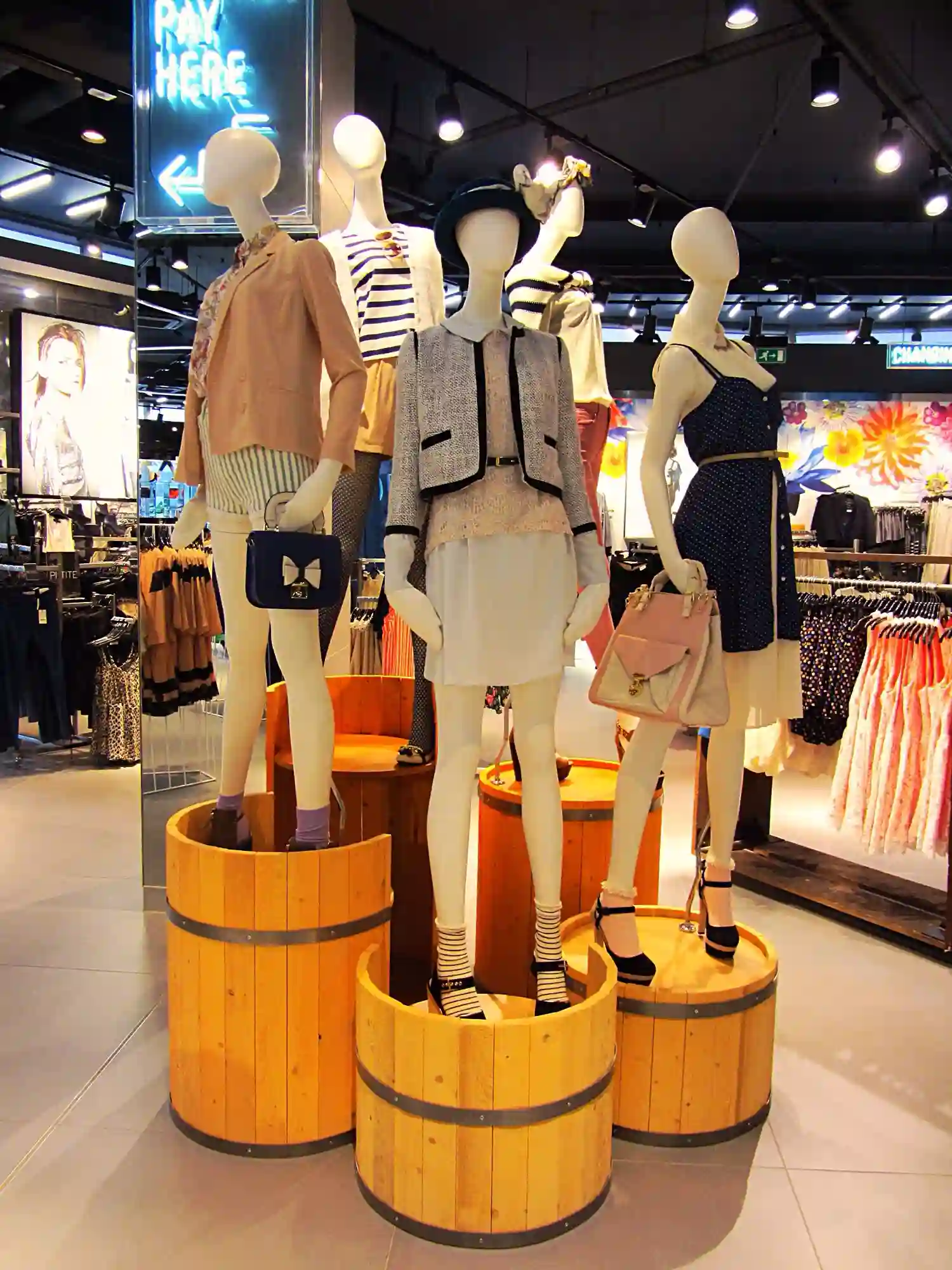  Mannequins in visual merchandising